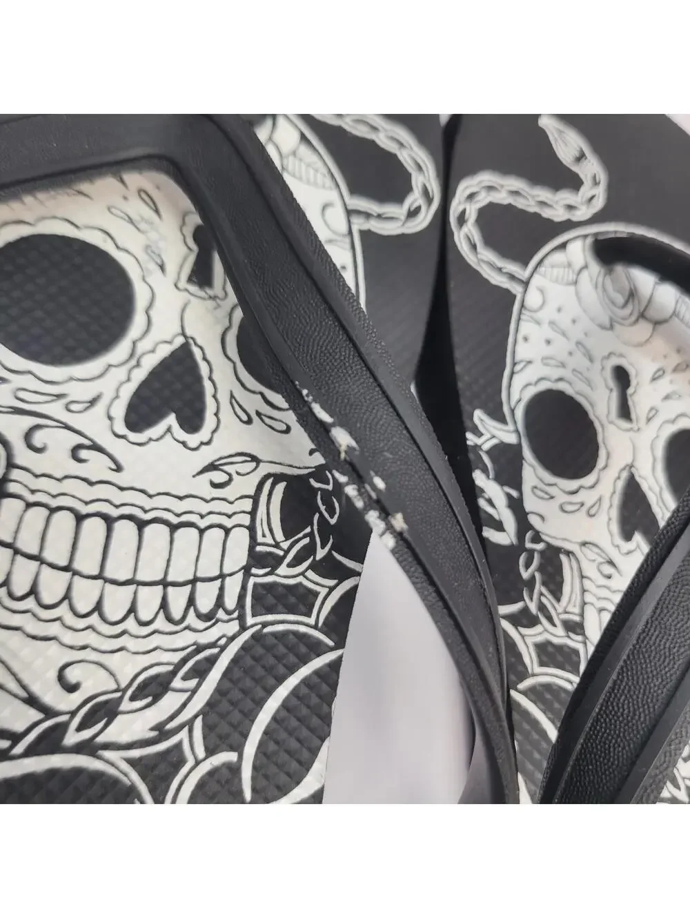 Men's Old Navy Skull Flip Flops Size 10-11 Black/White NEW